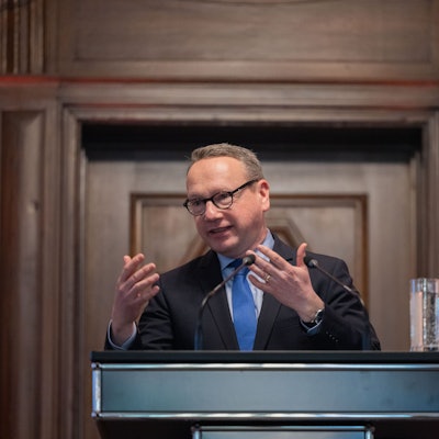 Benjamin Limbach (Bündnis 90/Die Grünen) ist bei einem Pressetermin zu sehen.
