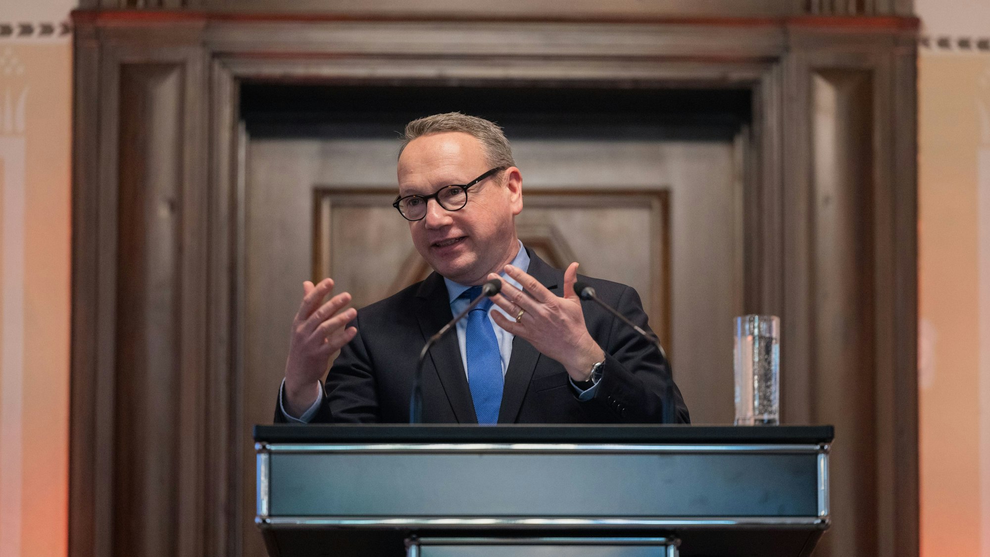 Benjamin Limbach (Bündnis 90/Die Grünen) ist bei einem Pressetermin zu sehen.