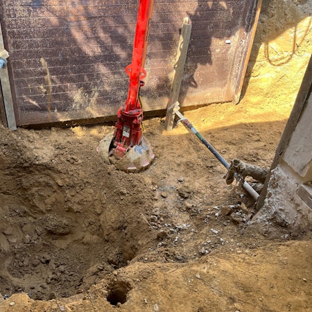 Ein Bagger hat die Stelle frei gelegt, an der der Blindgänger liegen könnte. Die letzte Erdschicht kommt am Mittwoch weg.