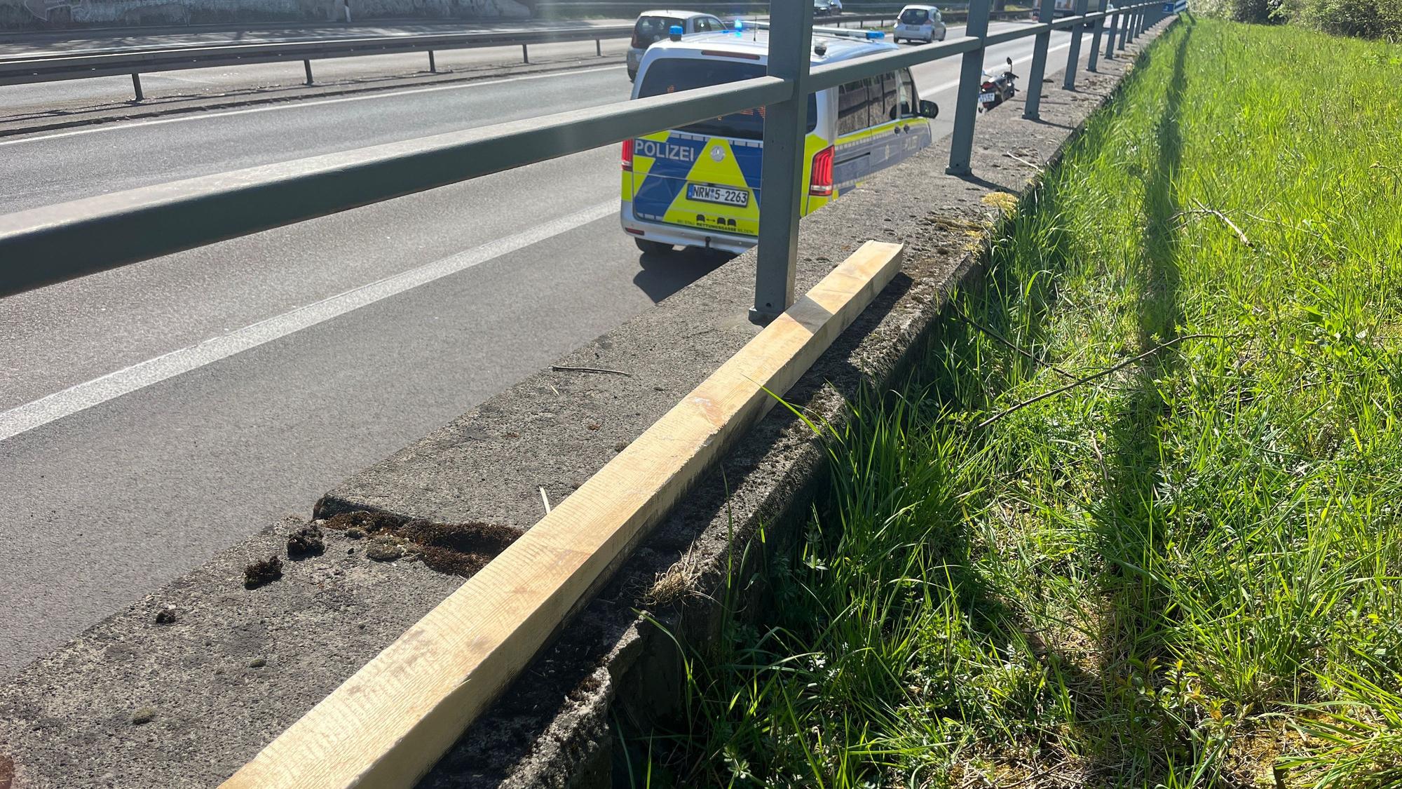 Auf der A 560 ist eine 17 Jahre alte Motorradfahrerin über ein Kantholz gefahren und gestürzt.
