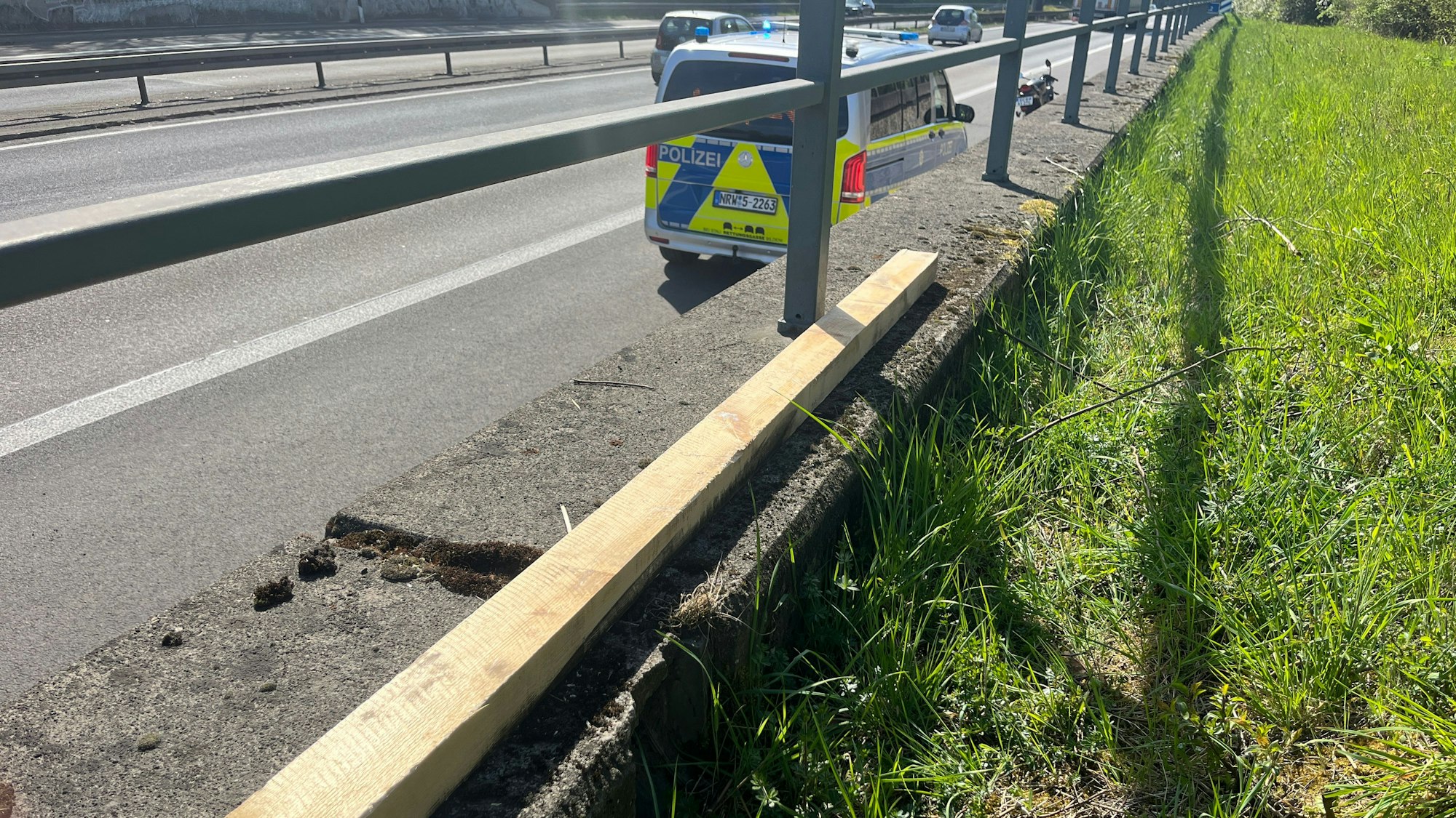 Auf der A 560 ist eine 17 Jahre alte Motorradfahrerin über ein Kantholz gefahren und gestürzt.