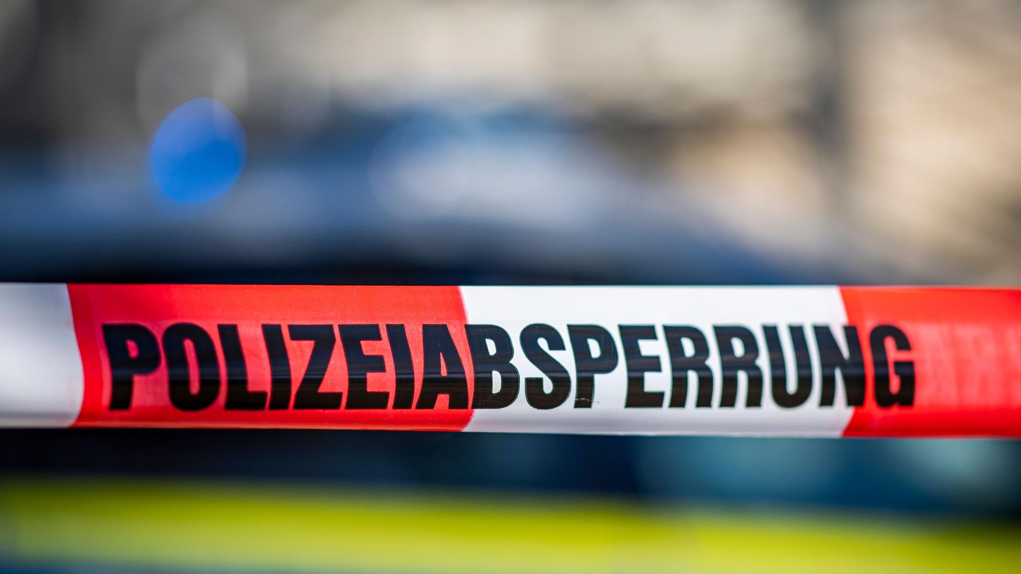Das Bild zeigt eine Polizeiabsperrung.