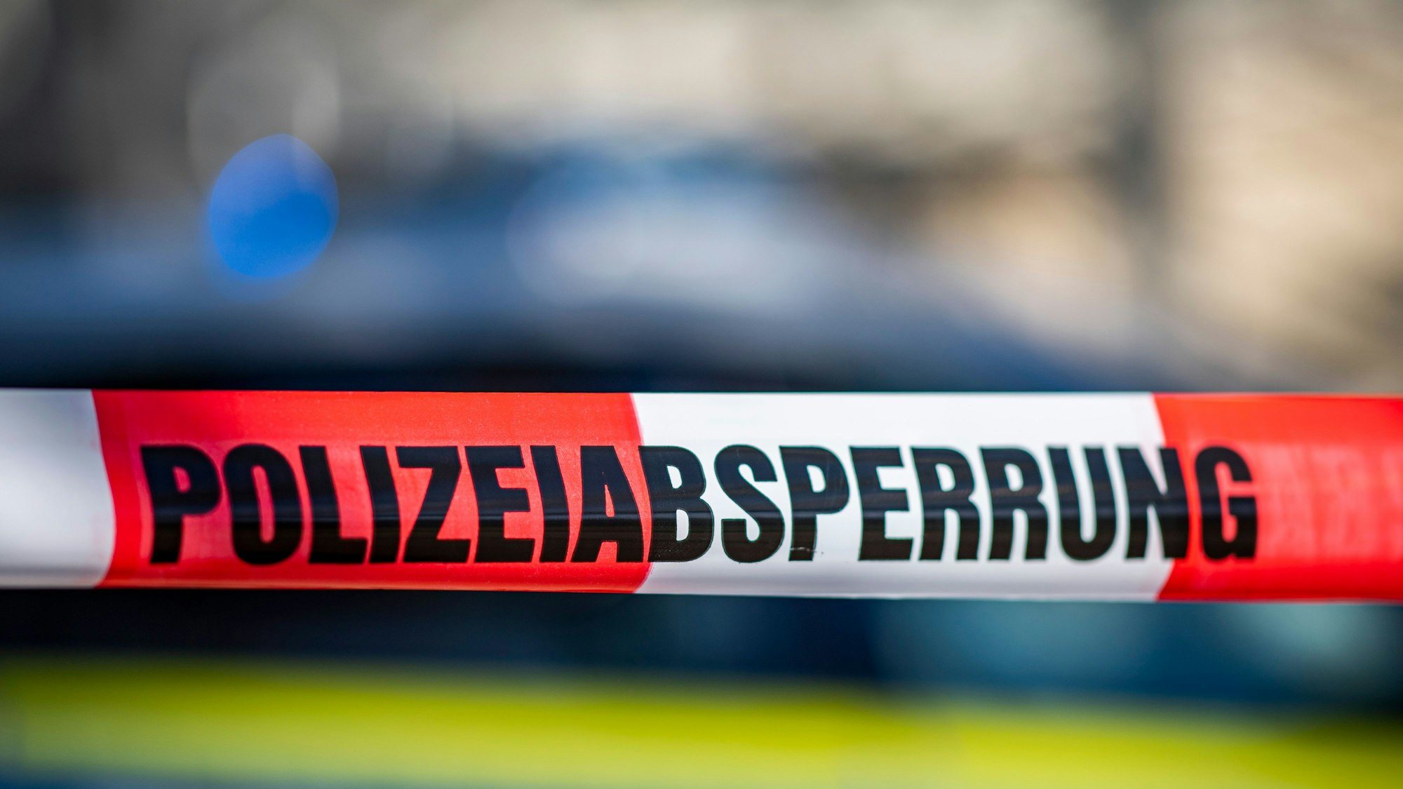 Das Bild zeigt eine Polizeiabsperrung.