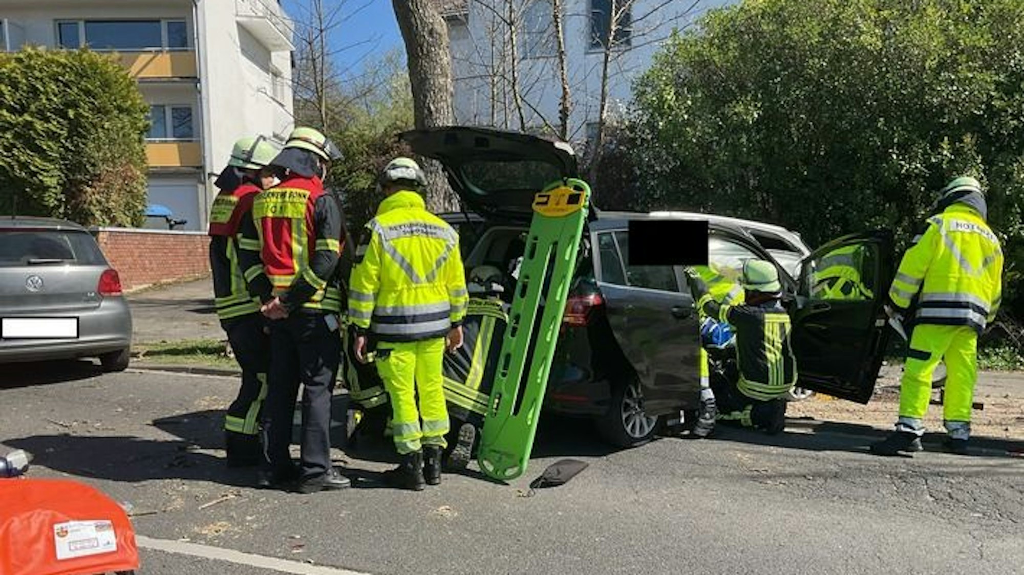 Die Feuerwehr und der Rettungsdienst bereiten die Rettung des Verletzten vor.