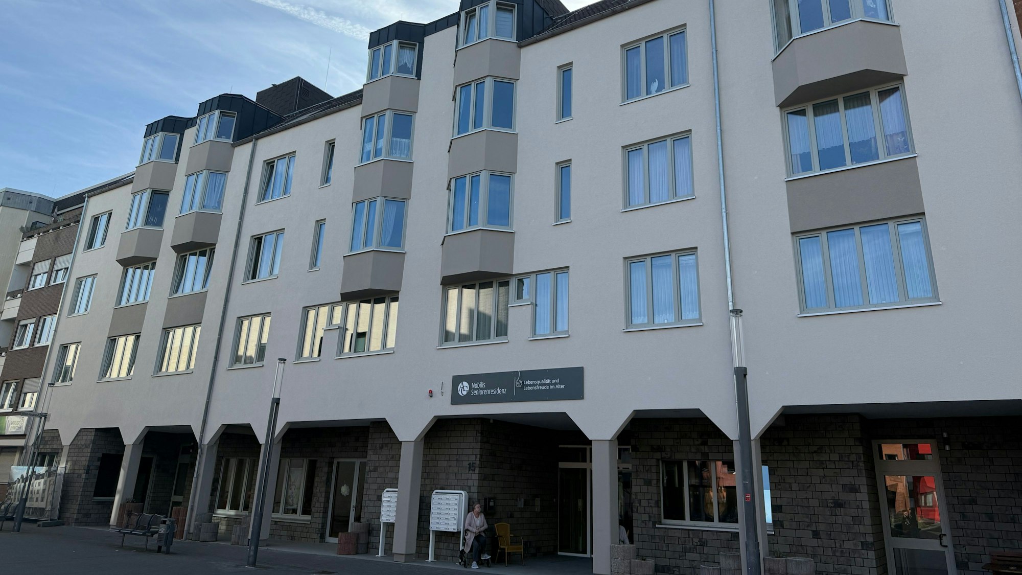 Die frisch sanierte Nobilis Senioreinresidenz in Troisdorf am Wilhelm-Hamacher-Platz.