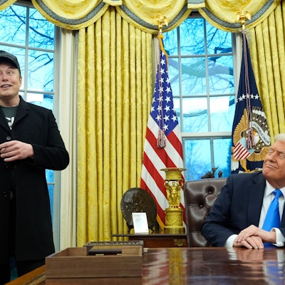 ARCHIV - 11.02.2025, USA, Washington: US-Präsident Donald Trump (r) hört zu, als Elon Musk im Oval Office im Weißen Haus spricht. (zu dpa: «Bericht: Musk wollte Trump von harter Zollpolitik abbringen») Foto: Alex Brandon/AP/dpa +++ dpa-Bildfunk +++
