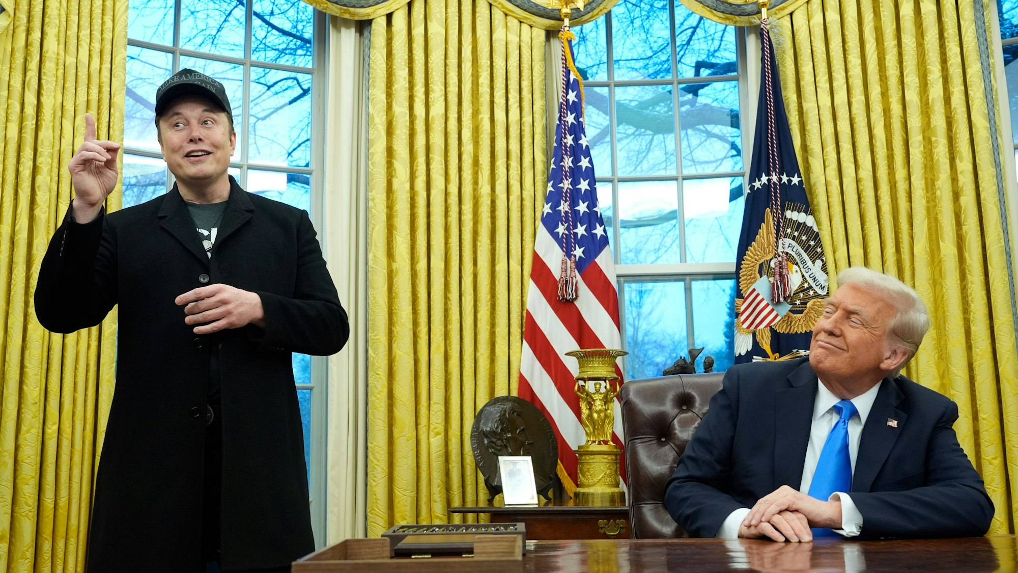 ARCHIV - 11.02.2025, USA, Washington: US-Präsident Donald Trump (r) hört zu, als Elon Musk im Oval Office im Weißen Haus spricht. (zu dpa: «Bericht: Musk wollte Trump von harter Zollpolitik abbringen») Foto: Alex Brandon/AP/dpa +++ dpa-Bildfunk +++