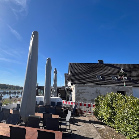 Rheinidylle: Das Hafen-Café soll bald wieder eröffnen, auf dem Anbau rechts steht schon der Richtbaum.