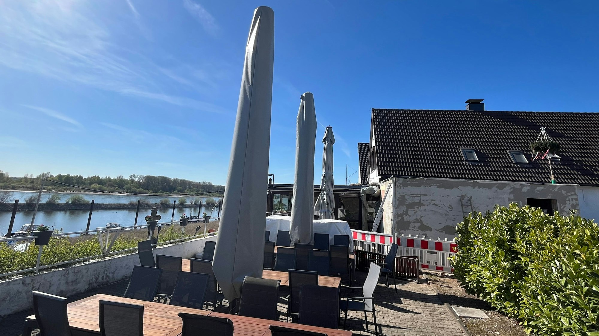Rheinidylle: Das Hafen-Café soll bald wieder eröffnen, auf dem Anbau rechts steht schon der Richtbaum.