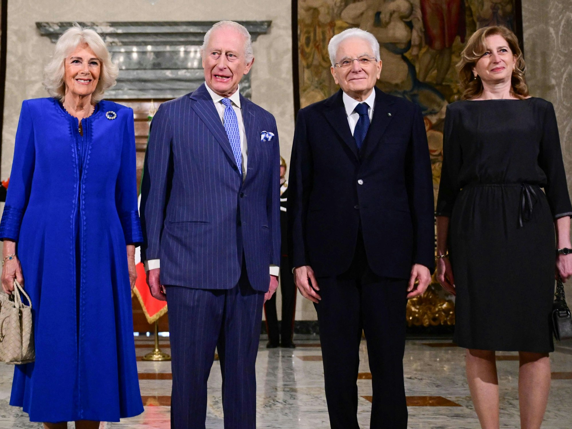 Der italienische Staatspräsident Sergio Mattarella (2.v.r.) und die Tochter des italienischen Staatspräsidenten Laura Mattarella (r.) begrüßen den britischen König Charles III. und Königin Camilla bei ihrer Ankunft im Präsidentenpalast Quirinale in Rom am 8. April 2025.