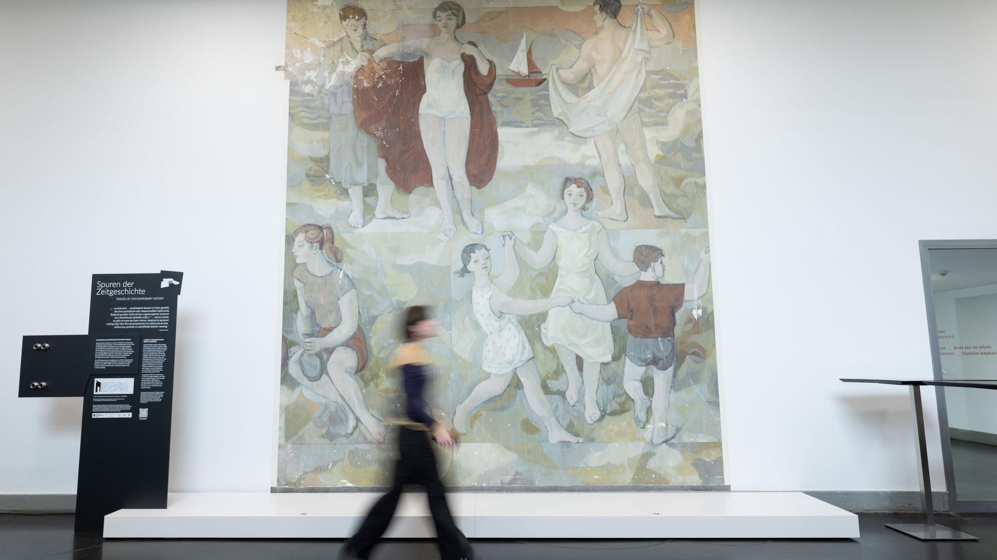 1956 entstand das Wandgemälde „Lebensfreude“ im Foyer des Museums als Abschlussarbeit von Gerhard Richter und wurde 1979 überstrichen.