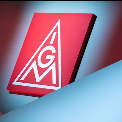 Das Logo der IG Metall hängt über der Bühne beim ordentlichen Gewerkschaftstag der IG Metall.