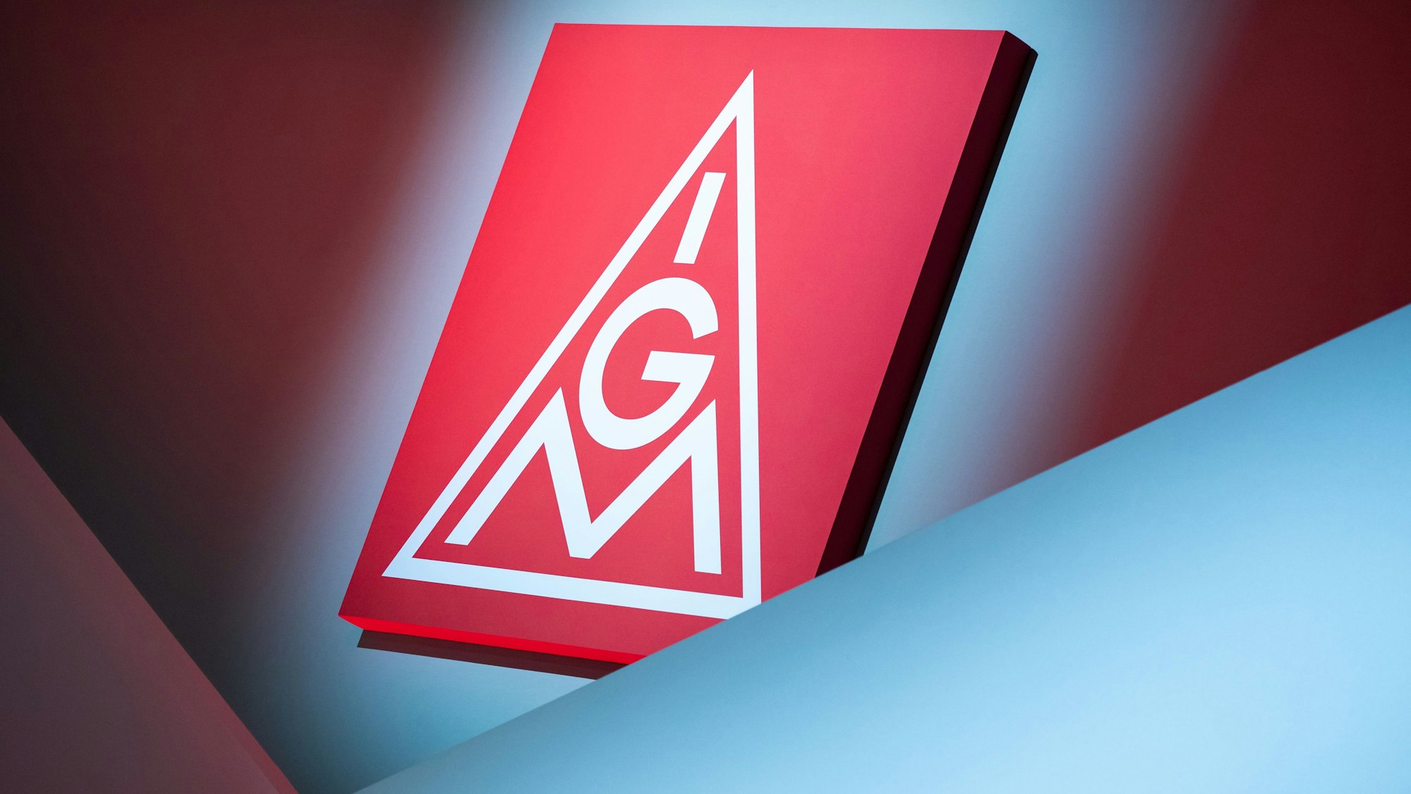 Das Logo der IG Metall hängt über der Bühne beim ordentlichen Gewerkschaftstag der IG Metall.