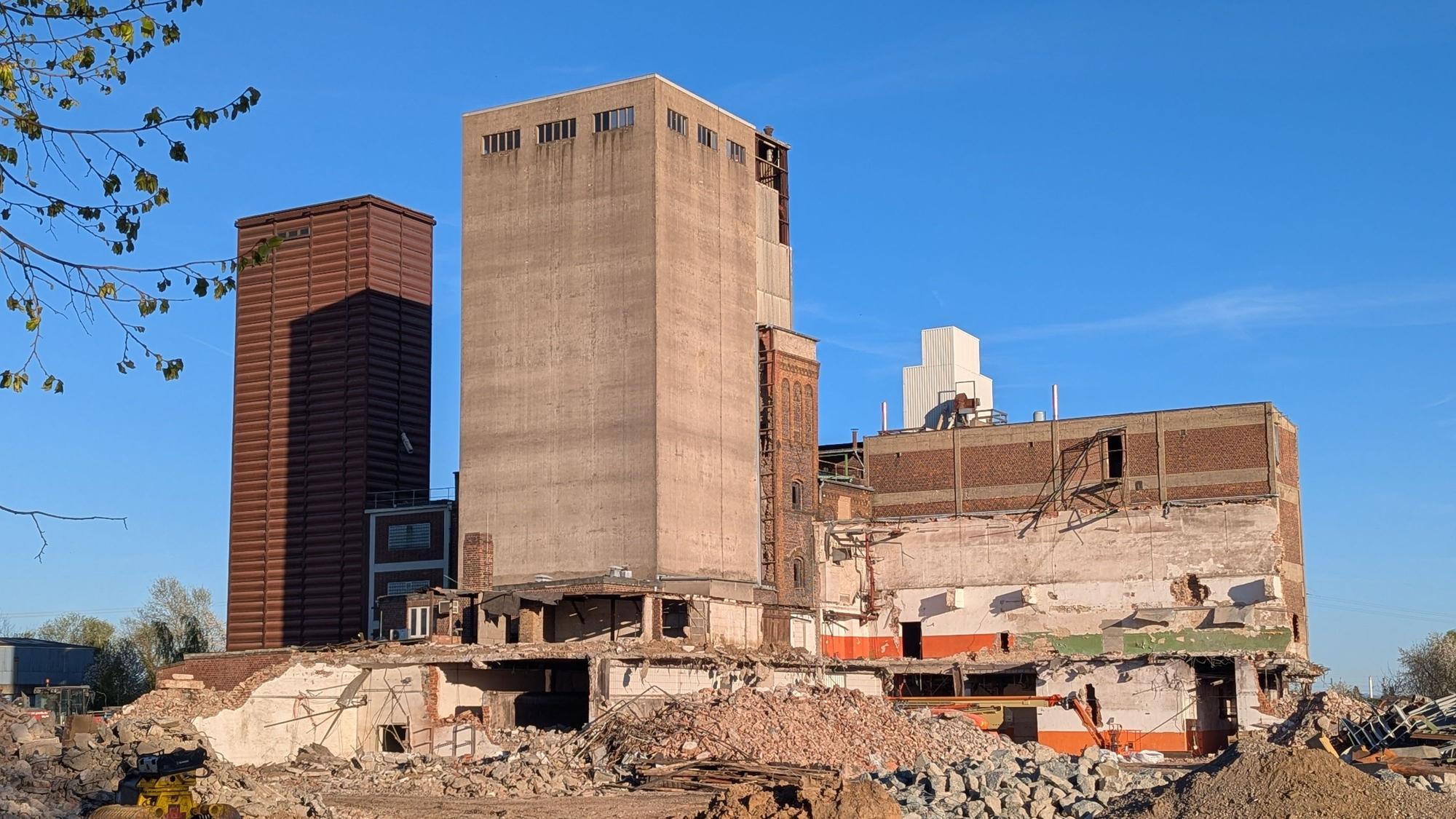 Das Foto zeigt die Abbruchbaustelle der Malzfabrik Thywissen mit den beiden Türmen.