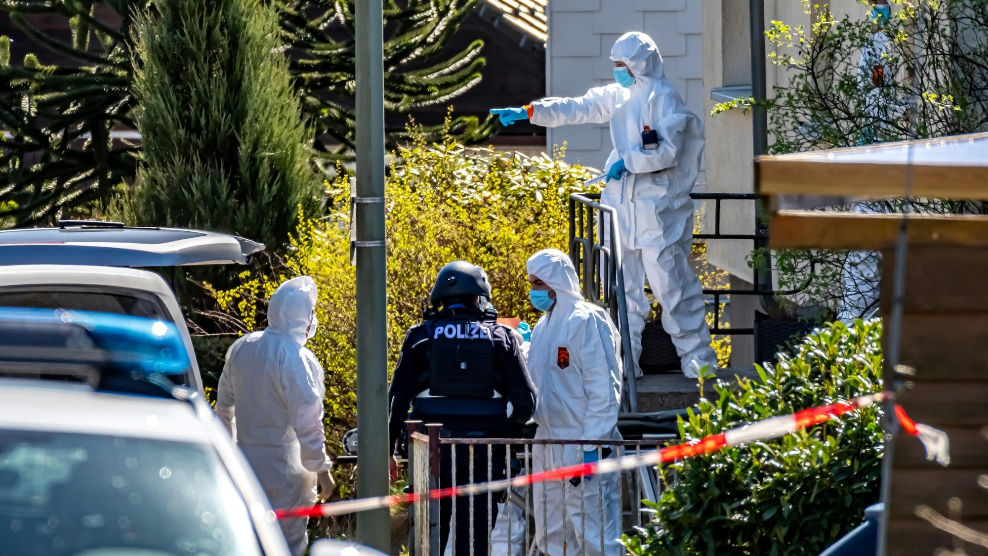 Spurensicherung und Polizei arbeiten in Weitefeld im Westerwald. Drei Menschen sind in Weitefeld im Westerwald tot aufgefunden worden.