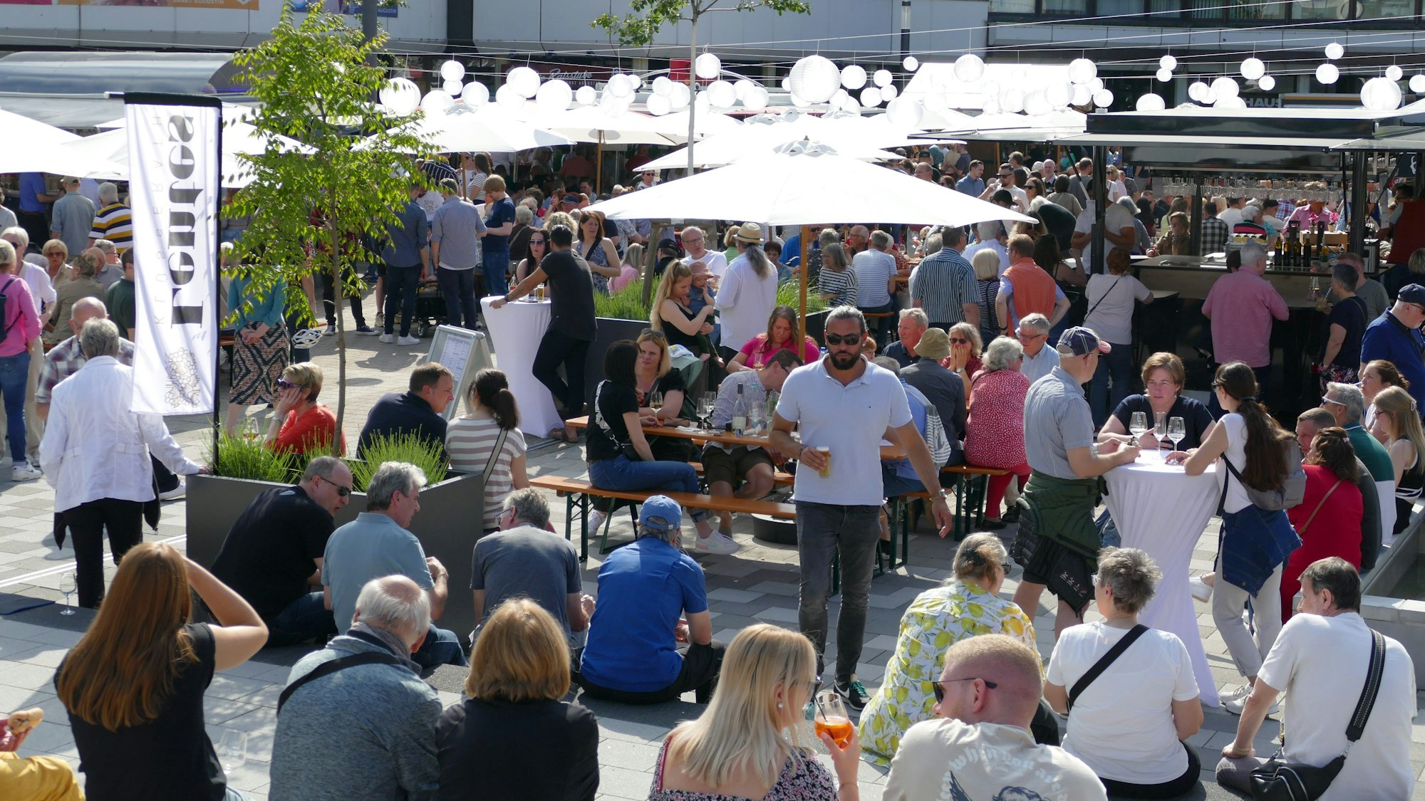 Viele Besucherinnen und Besucher zog es im vorigen Jahr zum Weinfest 2024 auf dem Karl-Gatzweiler-Platz in Sankt Augustin.