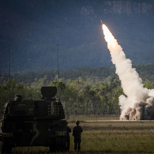 Ein US-Raketenwerfer HIMARS beim Abschuss einer Rakete während einer Militärübung. (Archivbild)