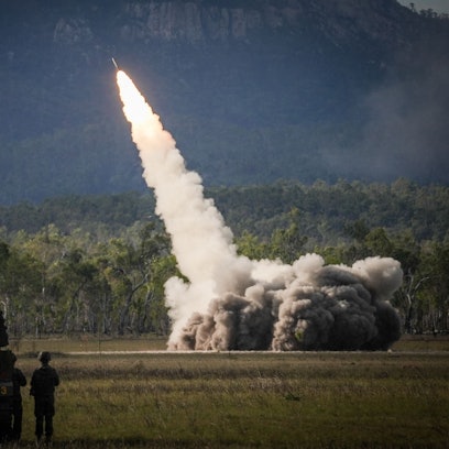 Ein US-Raketenwerfer HIMARS beim Abschuss einer Rakete während einer Militärübung. (Archivbild)