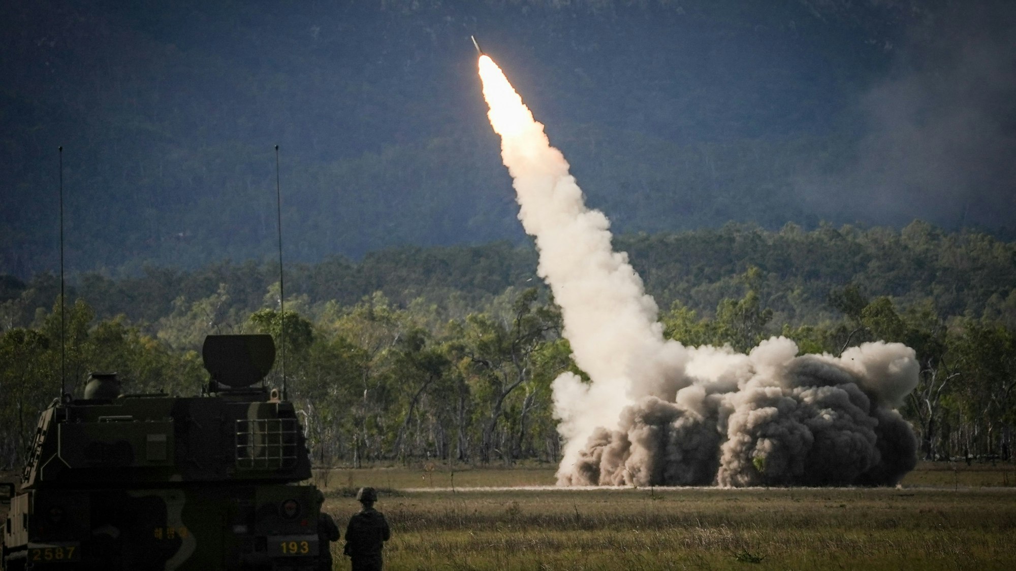 Ein US-Raketenwerfer HIMARS beim Abschuss einer Rakete während einer Militärübung. (Archivbild)