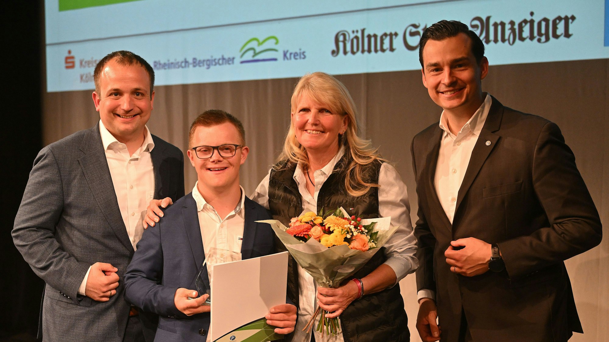 Das Foto zeigt Martin Lucke, Jaycen Schlesinger mit Mutter und Marcel Kreutz (v.l.)