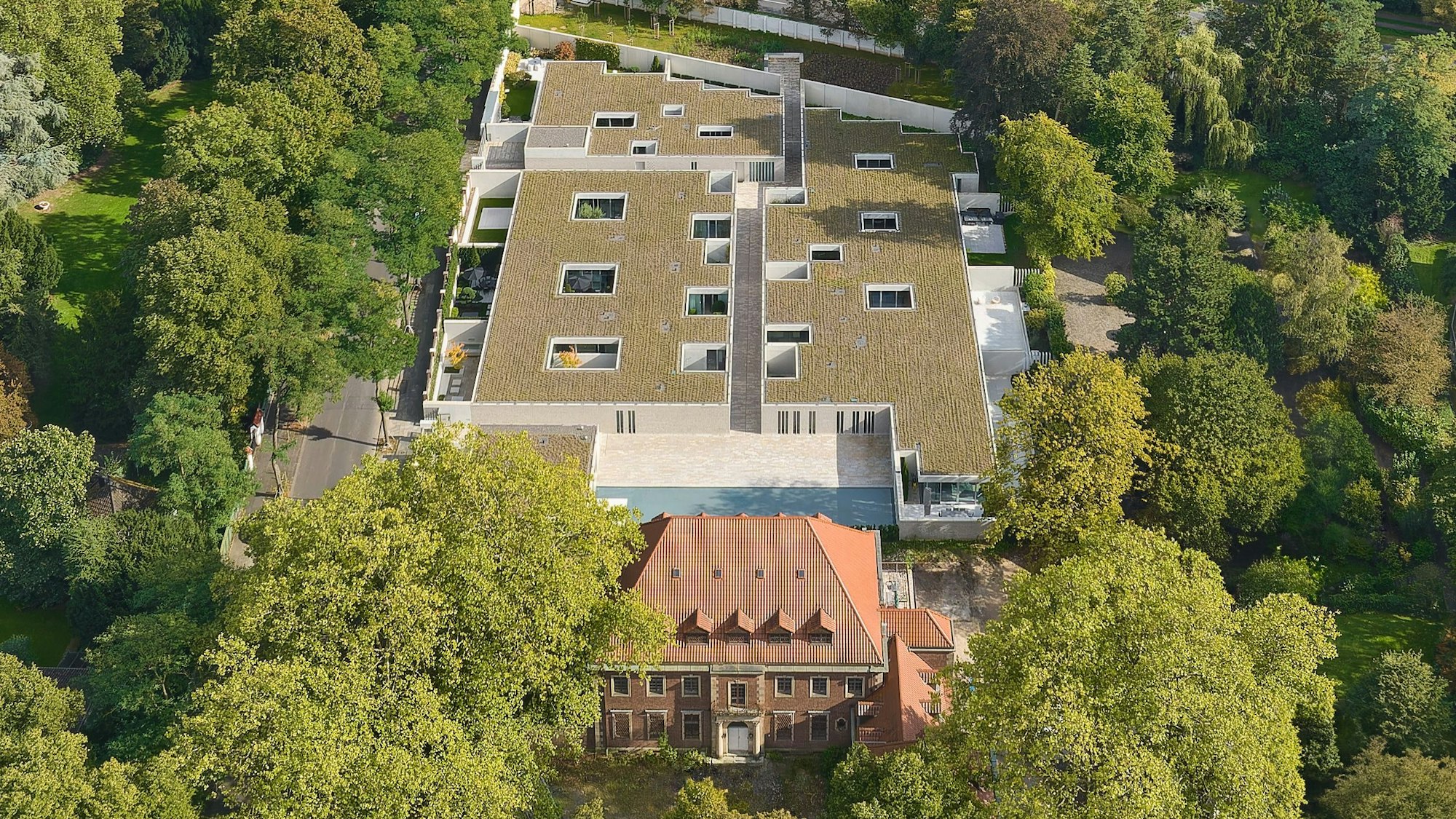 Rund 700 Meter Luftlinie von der Rodenkirchener Brücke stehen die zehn neuen Luxusvillen.