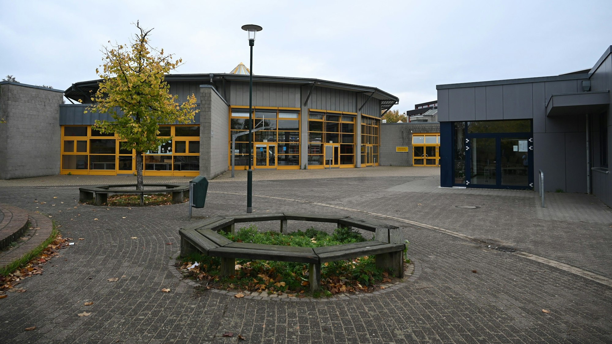 Das Foto zeigt den Schulhof der Gesamtschule in Kerpen.