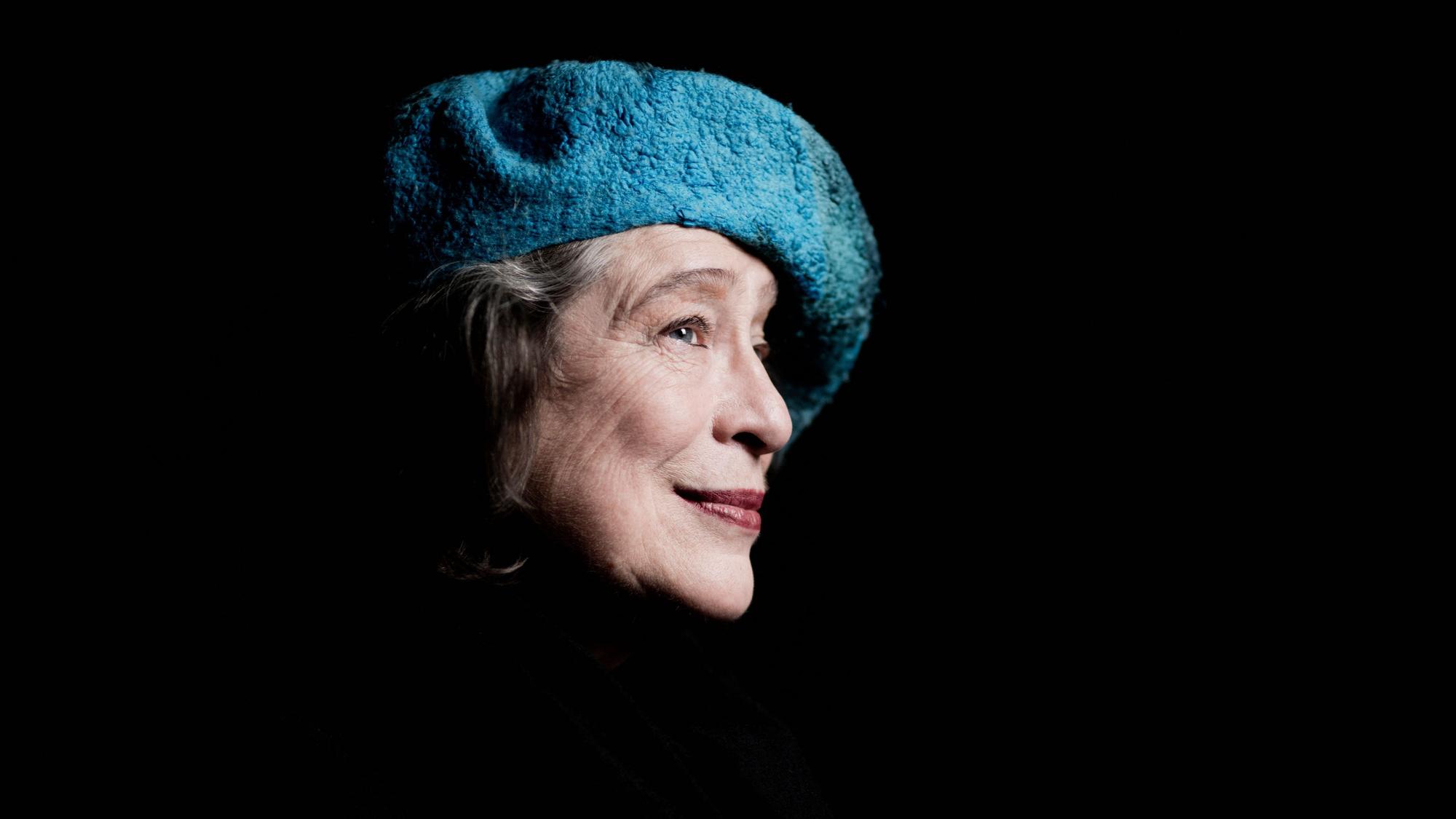 Elisabeth Leonskaja trägt einen blauen Hut.