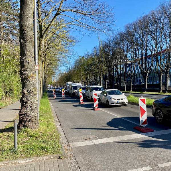 Immer wieder langer Stau am Rheinufer vor den Absperrbaken, die um die StEB-Baustelle herumführen. Im September 2025 soll es damit vorbei sein.