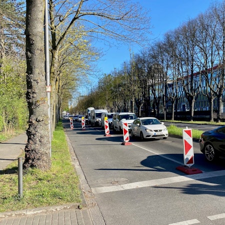 Immer wieder langer Stau am Rheinufer vor den Absperrbaken, die um die StEB-Baustelle herumführen. Im September 2025 soll es damit vorbei sein.