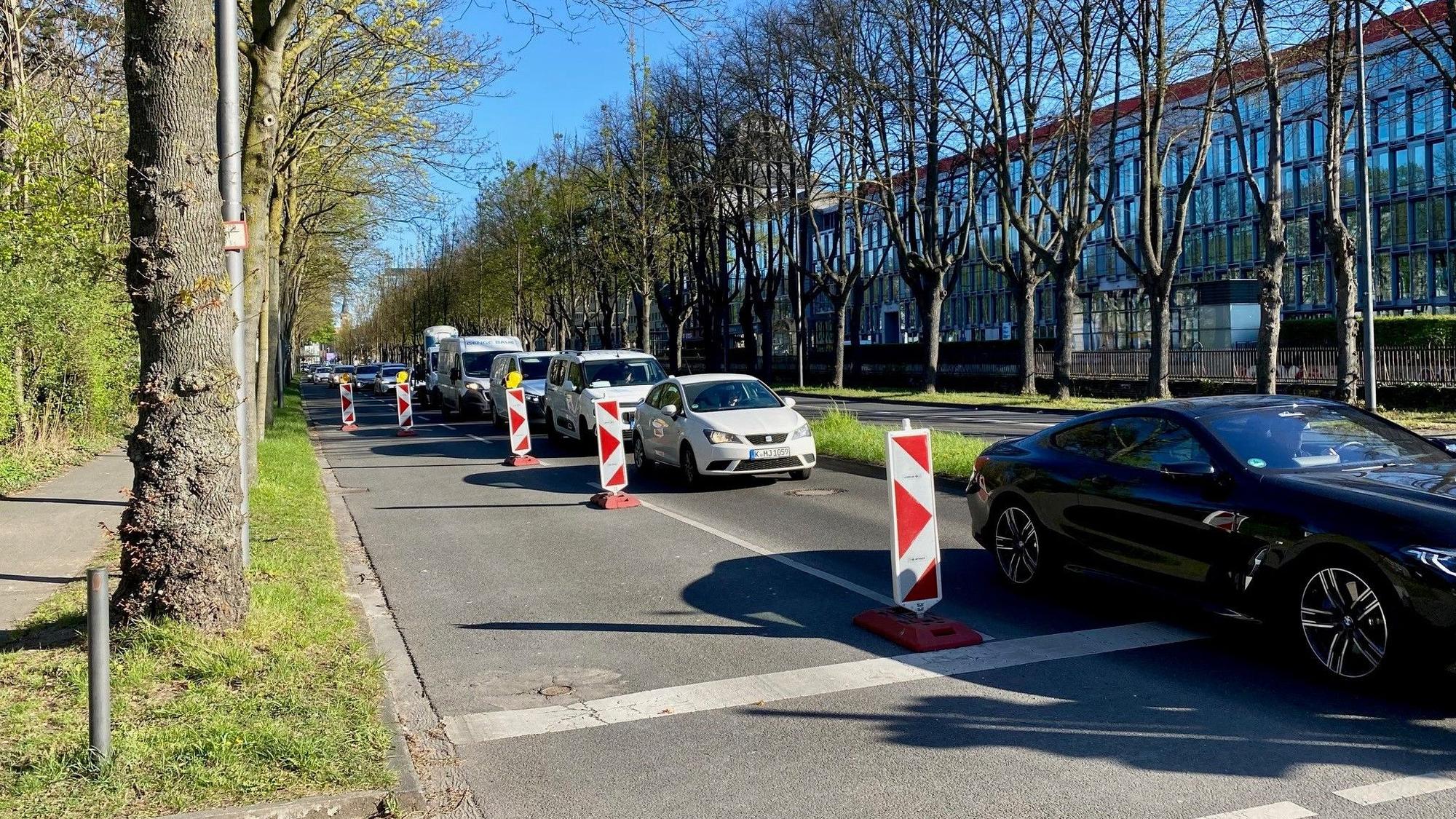 Immer wieder langer Stau am Rheinufer vor den Absperrbaken, die um die StEB-Baustelle herumführen. Im September 2025 soll es damit vorbei sein.