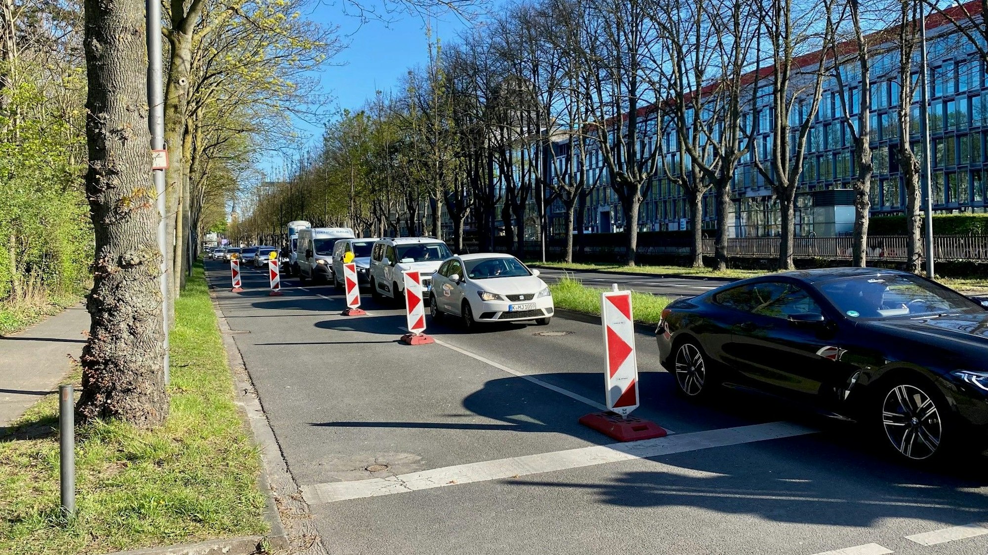 Immer wieder langer Stau am Rheinufer vor den Absperrbaken, die um die StEB-Baustelle herumführen. Im September 2025 soll es damit vorbei sein.