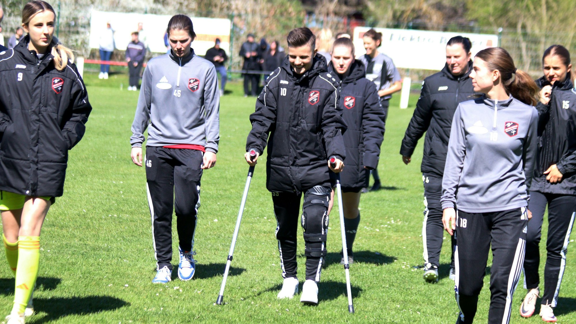 Füssenichs Fußballerin Saskia Schreiner geht aktuell mit geschientem Knie an Krücken, ist aber trotzdem mittendrin.