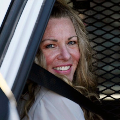 Lori Vallow Daybell sitzt nach einer Anhörung im Gerichtsgebäude von Fremont County in St. Anthony, Idaho, am 16. August 2022 in einem Polizeiauto.