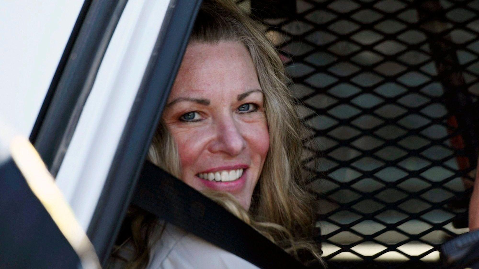 Lori Vallow Daybell in einem Polizeiauto.