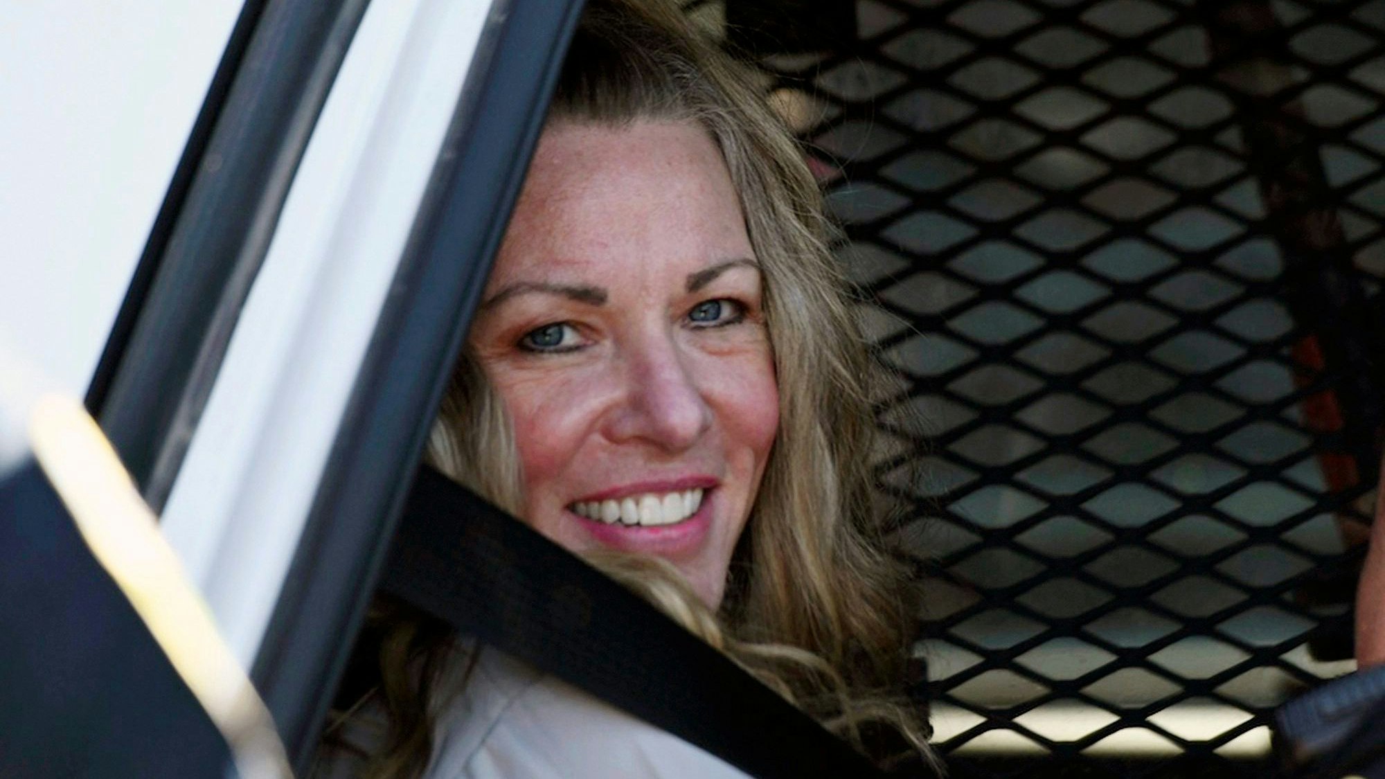 Lori Vallow Daybell in einem Polizeiauto.