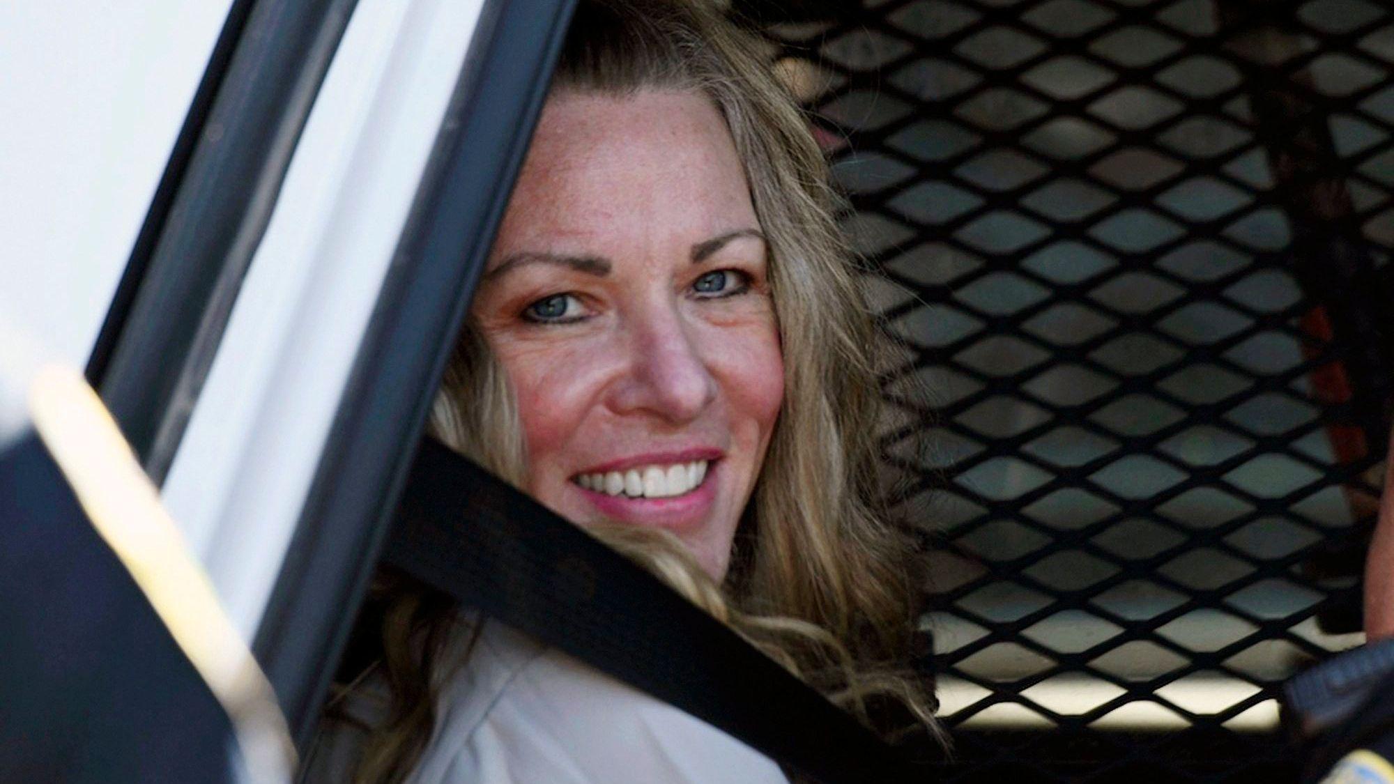 Lori Vallow Daybell sitzt nach einer Anhörung im Gerichtsgebäude von Fremont County in St. Anthony, Idaho, am 16. August 2022 in einem Polizeiauto.