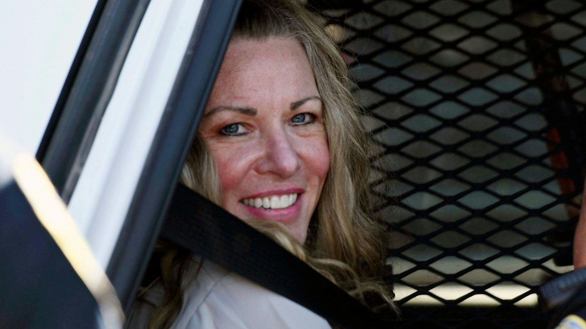 Lori Vallow Daybell sitzt nach einer Anhörung im Gerichtsgebäude von Fremont County in St. Anthony, Idaho, am 16. August 2022 in einem Polizeiauto.