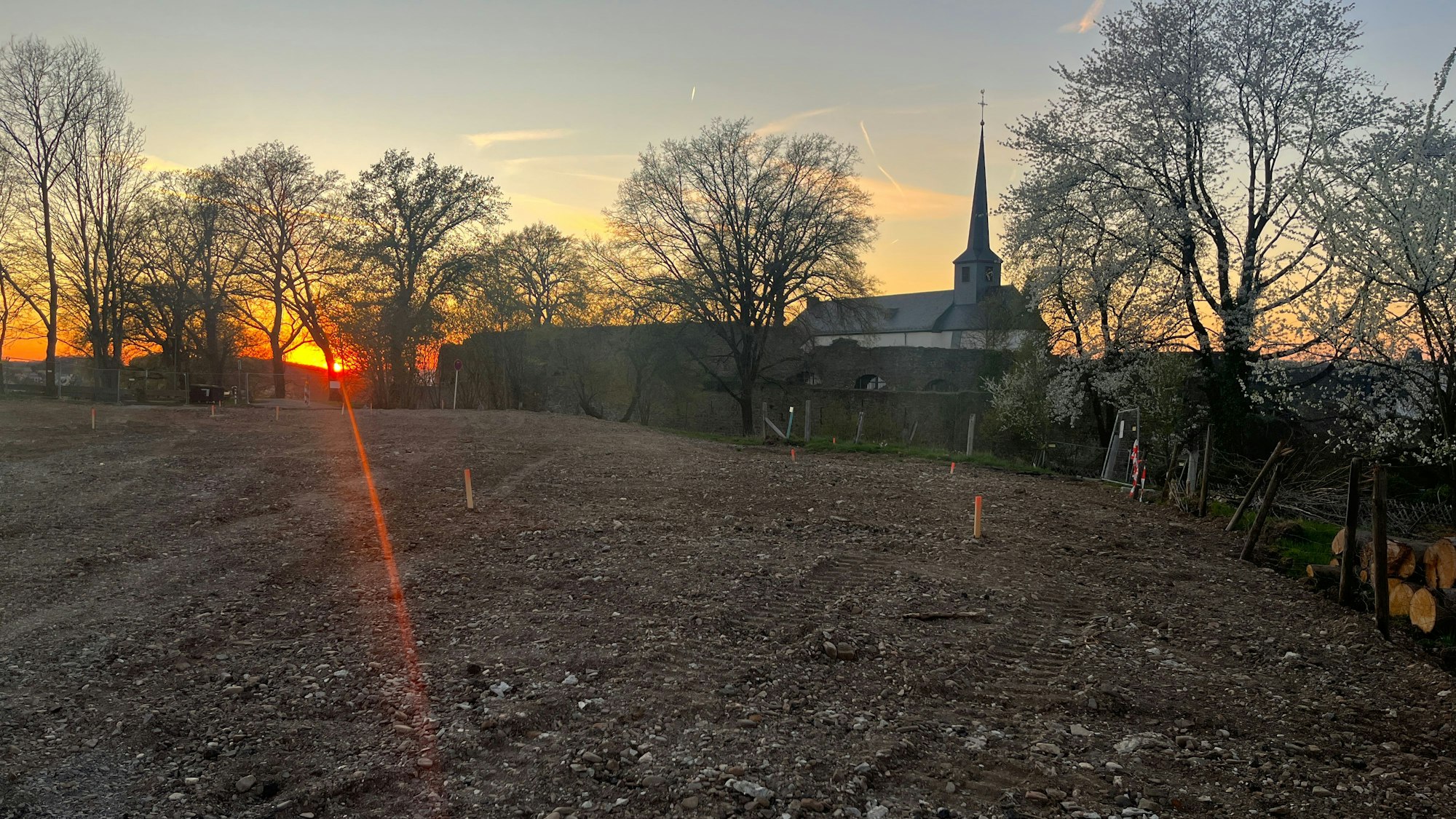 Auf dieser Fläche stand früher das alte Feuerwehrhaus, das inzwischen abgerissen worden ist. Jetzt soll hier das Kultur- und Heimathaus Stadt Blankenberg entstehen.