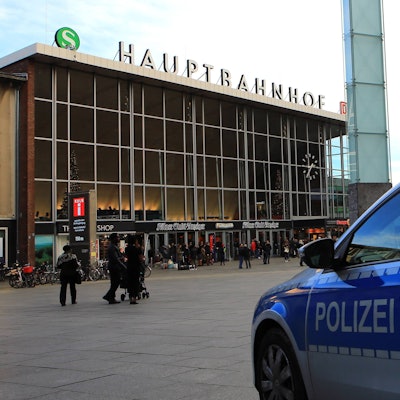 Eine Polizeistreife sorgt vor dem Hauptbahnhof Köln für Sicherheit. (Symbolbild)