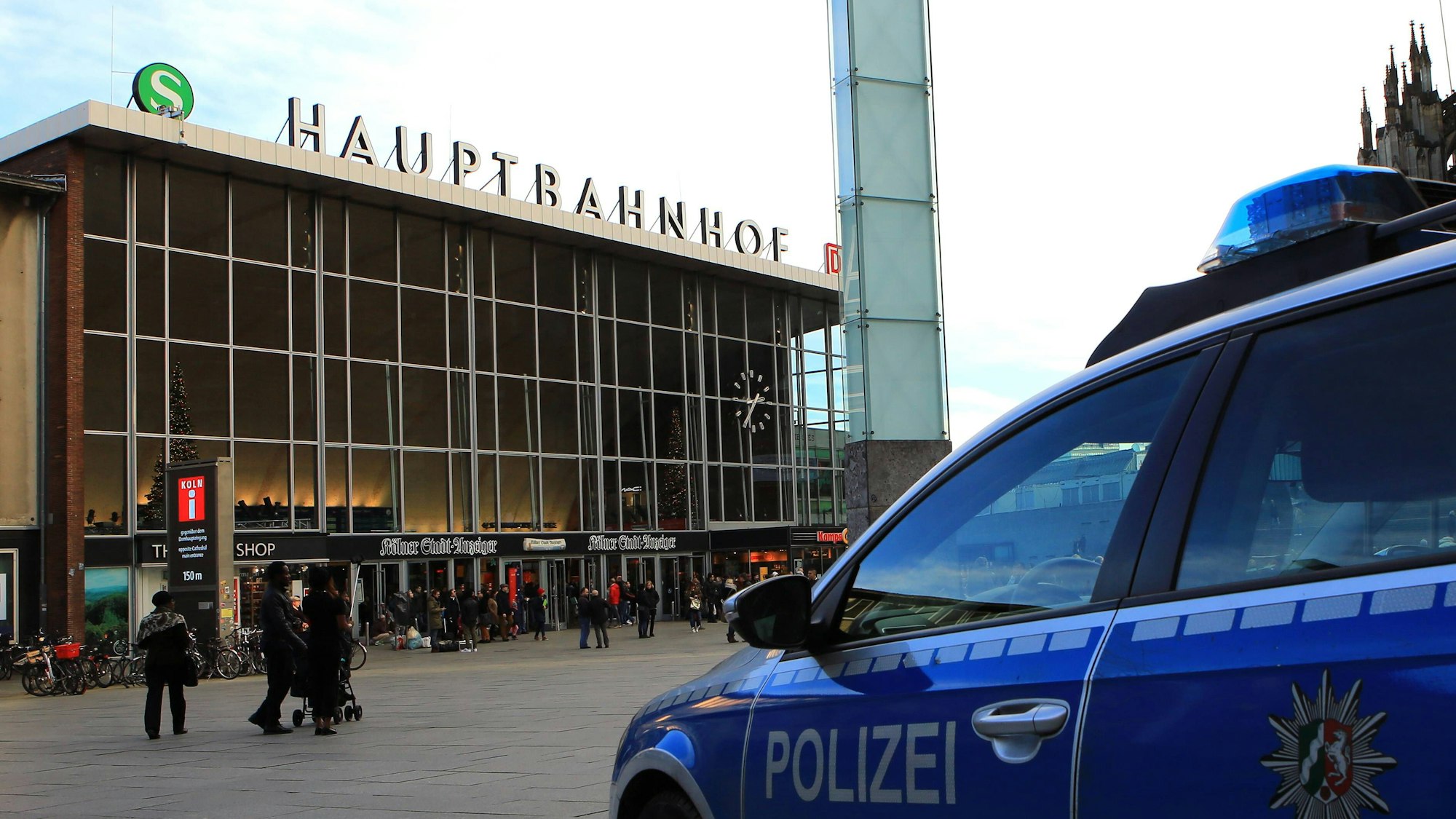 Eine Polizeistreife sorgt vor dem Hauptbahnhof Köln für Sicherheit. (Symbolbild)