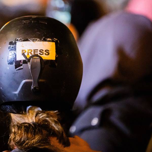 Das Bild zeigt einen Helm mit der Aufschrift „Press“ bei einer propalästinensischen Kundgebung unter dem Motto ´Solidarität mit Palästina» am Jahrestag des Hamas-Angriffs auf Israel am Südstern in Berlin-Kreuzberg.