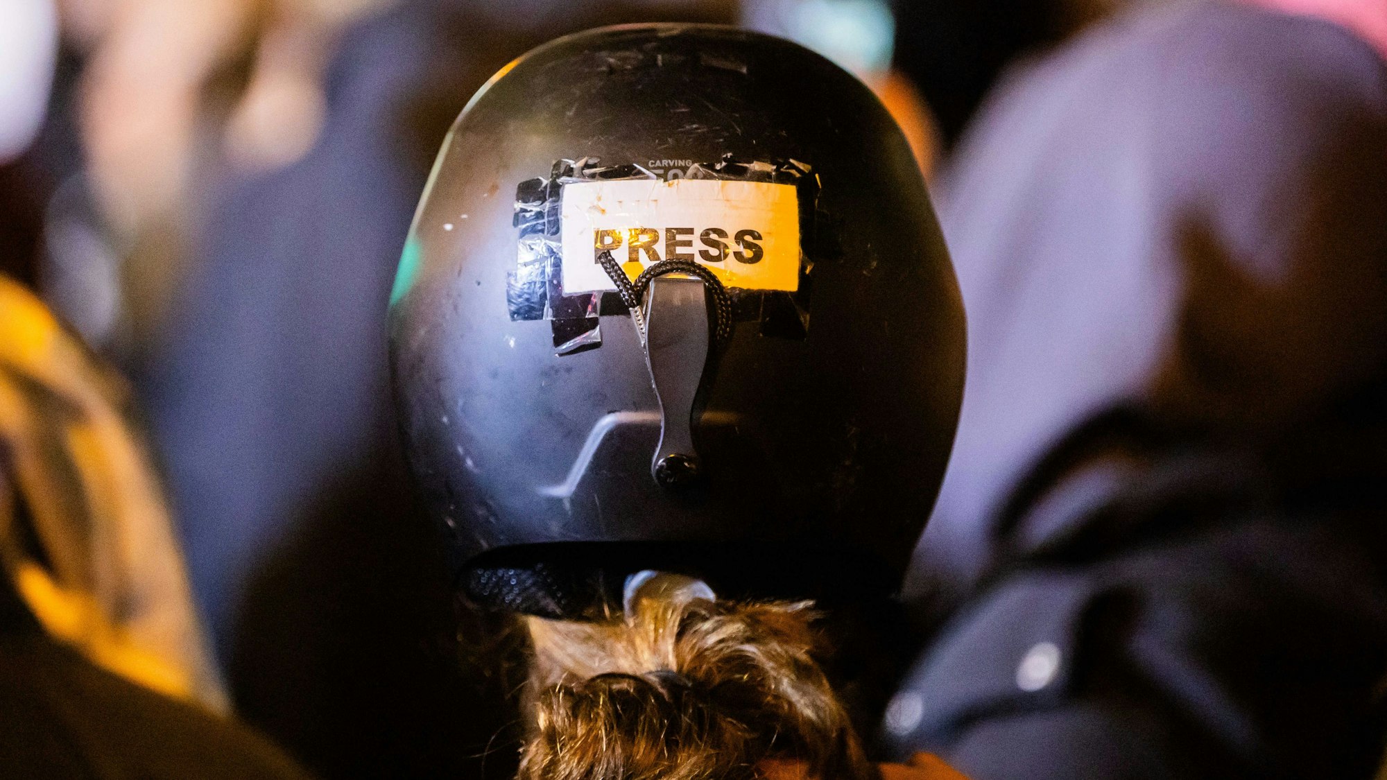Das Bild zeigt einen Helm mit der Aufschrift „Press“ bei einer propalästinensischen Kundgebung unter dem Motto ´Solidarität mit Palästina» am Jahrestag des Hamas-Angriffs auf Israel am Südstern in Berlin-Kreuzberg.