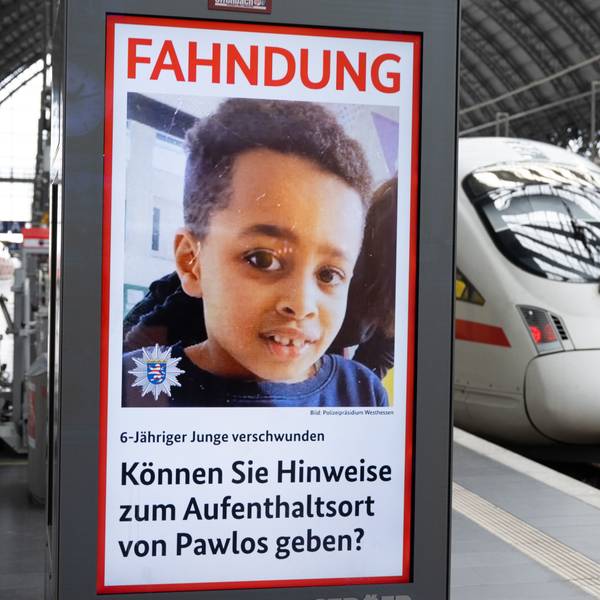 Mit einem Foto des vermissten Pawlos aus Weilburg sucht das BKA auf Infoscreens im Hauptbahnhof nach dem vermissten Jungen.