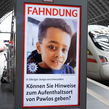 Mit einem Foto des vermissten Pawlos aus Weilburg sucht das BKA auf Infoscreens im Hauptbahnhof nach dem vermissten Jungen.