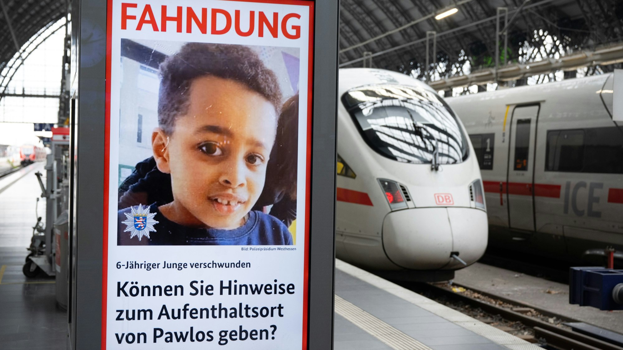 Mit einem Foto des vermissten Pawlos aus Weilburg sucht das BKA auf Infoscreens im Hauptbahnhof nach dem vermissten Jungen.
