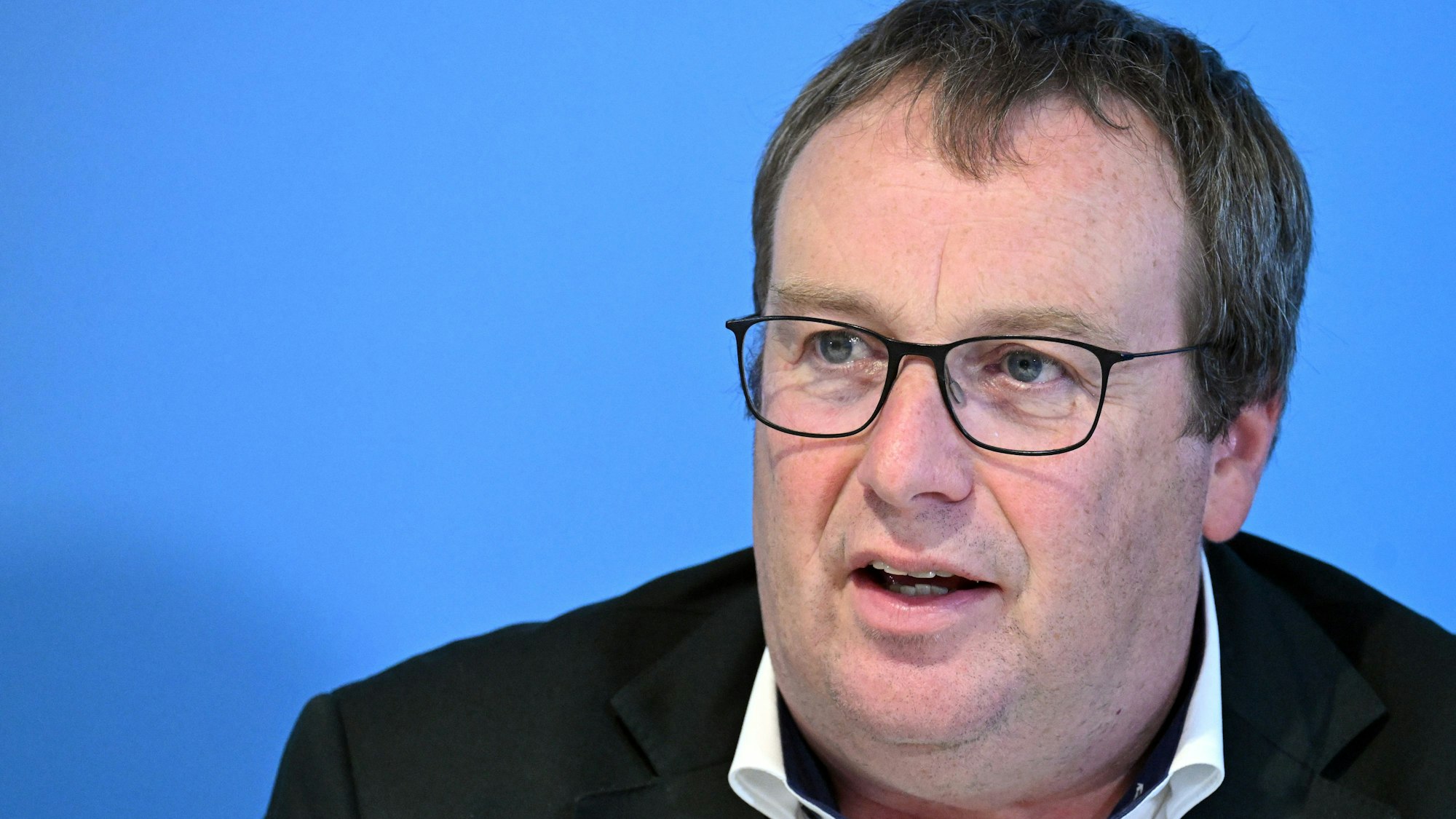 Oliver Krischer ist bei einem Termin zu sehen. Er spricht.