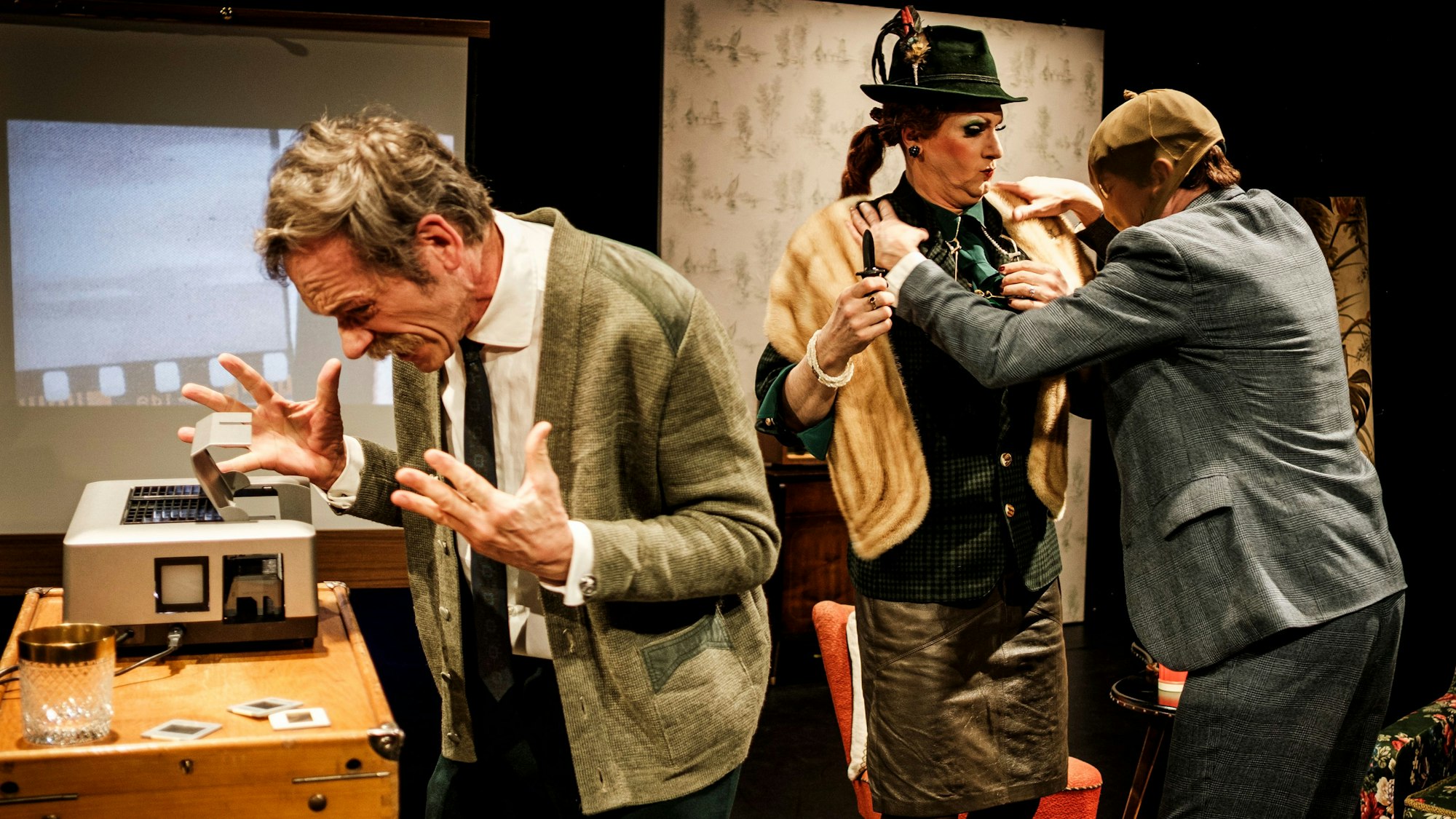 Marc Fischer (v.l.), Daniel Breitfelder und Sebastian Kreyer in der Produktion „Der ewige Spießer“ im Theater der Keller