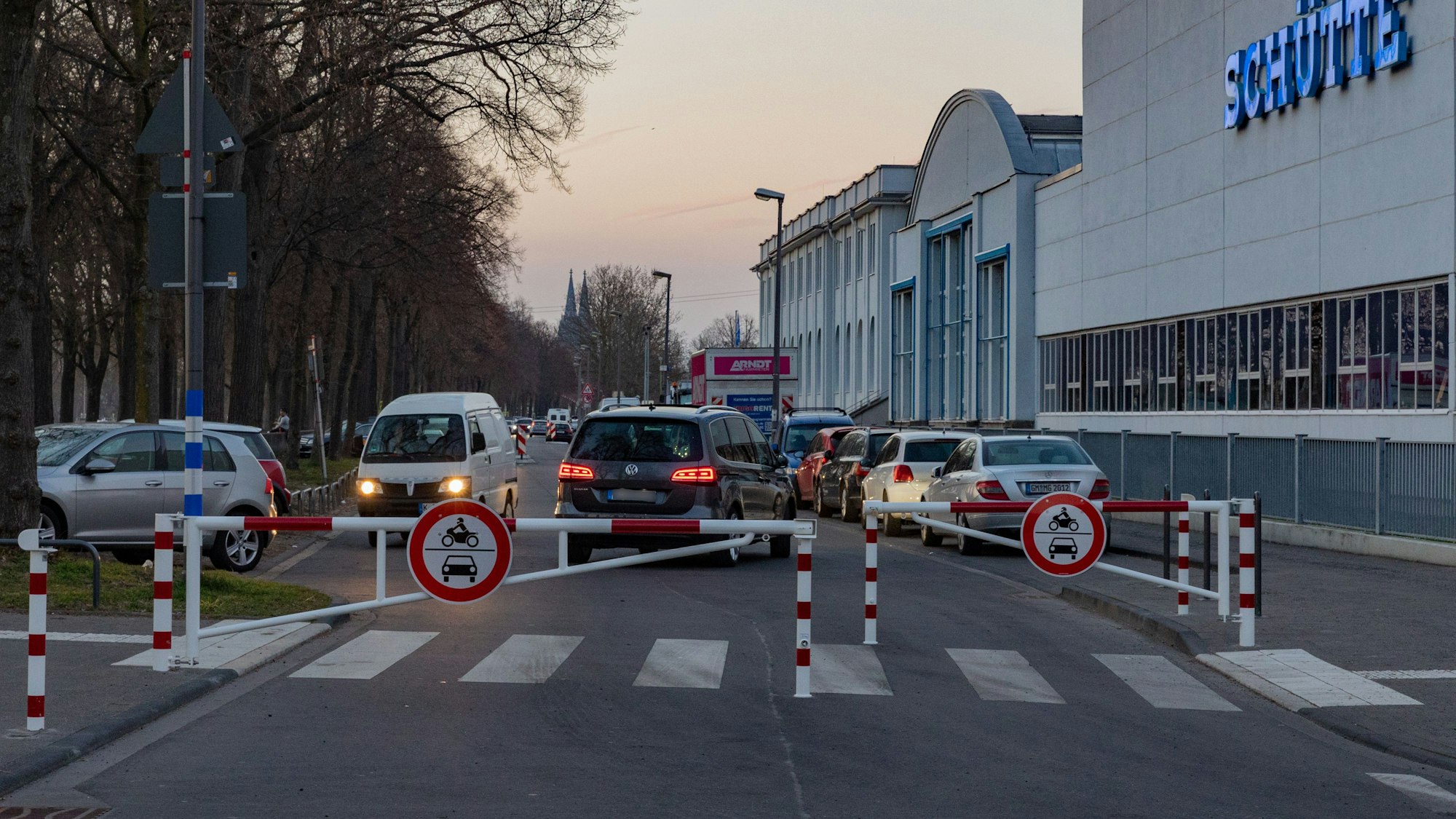 Die Alfred-Schütte-Allee ist ein Hotspot der Kölner Autoposer-Szene.