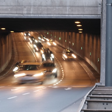 27.04.2021, Köln: Eine Fahrtrichtung des Rheinufertunnels soll für Fahrradfahrer freigegeben werden. Über Durchführbarkeit und Gestaltung wird noch diskutiert. Bild: Max Grönert