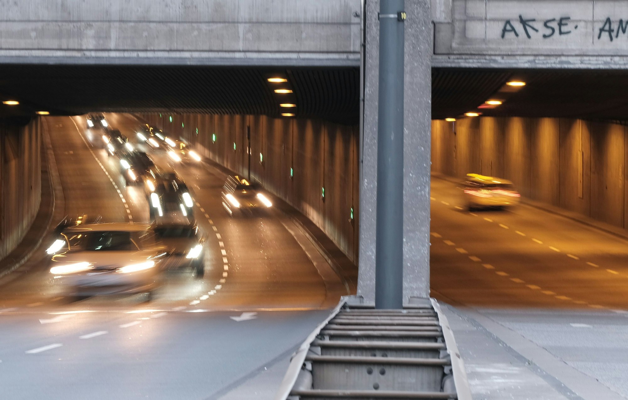 27.04.2021, Köln: Eine Fahrtrichtung des Rheinufertunnels soll für Fahrradfahrer freigegeben werden. Über Durchführbarkeit und Gestaltung wird noch diskutiert. Bild: Max Grönert